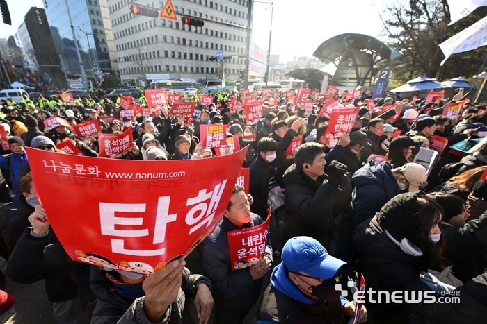 국회의사당 정문 앞에 모인 시민들