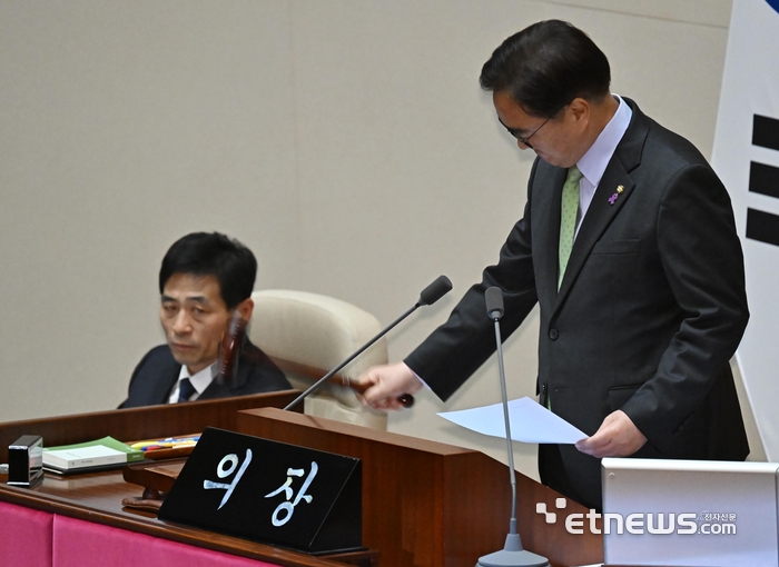 尹 대통령 탄핵소추안, '투표불성립'...우원식 국회의장 '분노의 망치질'