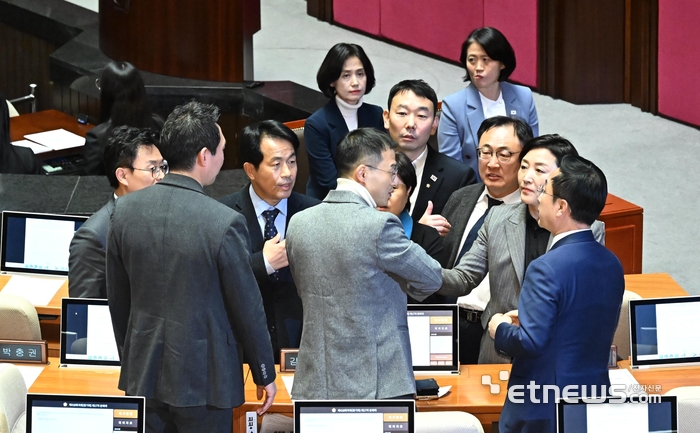 김상욱 의원 격려하는 야당