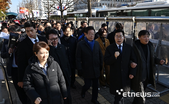 국회 밖으로 나온 민주당