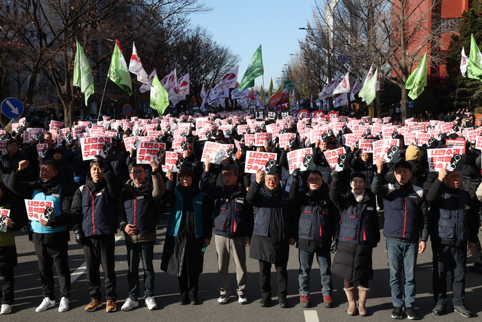 지난 7일 오후 서울 여의도 국회 인근에서 열린 민주노총의 '내란범 윤석열 탄핵하라! 구속하라! 민주노총 행진'에서 참석자들이 구호를 외치고 있다. 연합뉴스