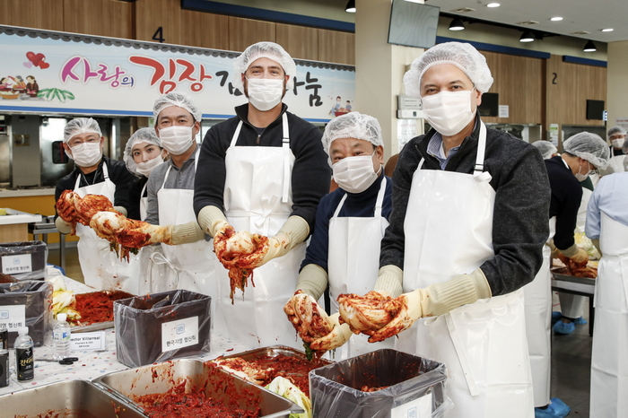 (사진 오른쪽 첫번째부터) 헥터 비자레알 한국GM 사장, 문승 한국GM 협신회 회장, 토미 호세아 GM 해외사업부문 구매부문 부사장, 방선일 한국GM 구매부문 부사장이 김치를 담그고 있다.