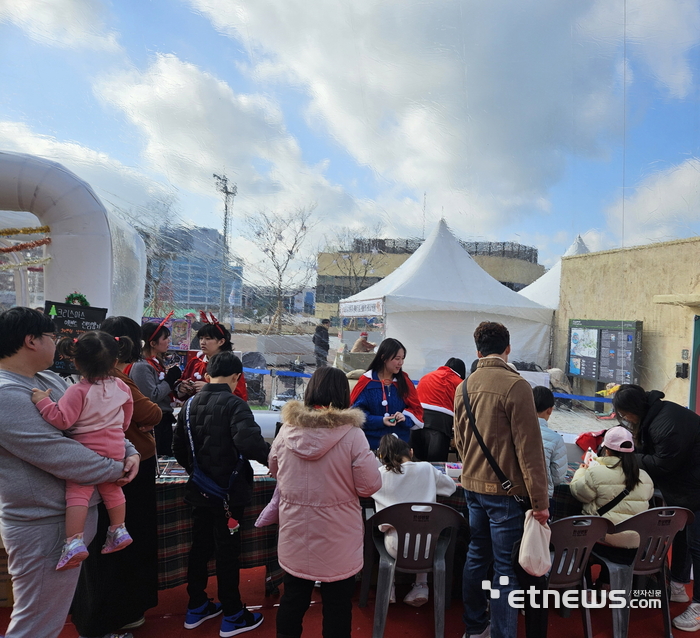 경기 시흥시가 7일 경기과학기술대학교 패션디자인과 학생들과 진행한 '거북섬 산타페스타' 행사에 시민들이 참여하고 있다.