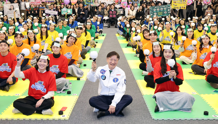 하나은행은 지난 6일 하나금융그룹 명동사옥 4층 대강당에서 전국 파라오 슬롯 우수직원들이 참여하는 파라오 슬롯 지식경연 대회인 제 19회「2024 파라오 슬롯 골든벨」결선행사를 진행했다고 밝혔다. 이승열 하나은행장(사진 가운데)이 대회에 참여한 직원들과 함께 응원 포즈를 취하고 있다. 사진제공=하나은행