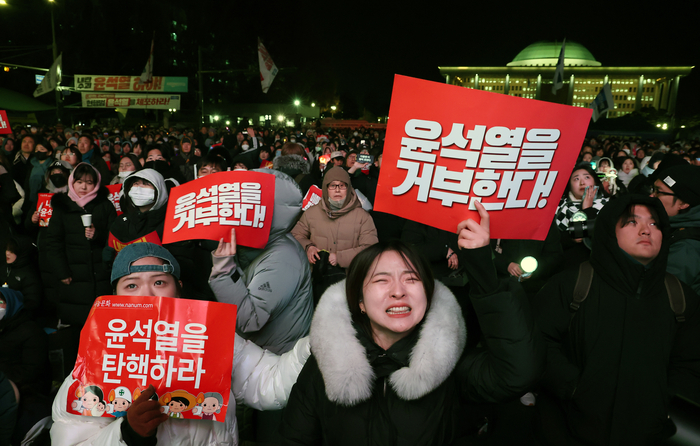 7일 오후 서울 여의도 국회 앞에서 열린 '내란죄 윤석열 퇴진! 국민주권 실현! 사회대개혁! 범국민촛불대행진'에서 참가자들이 탄핵안 처리 자체가 무산되자 실망하고 있다. 연합뉴스.