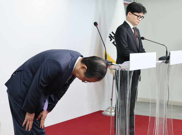 한덕수 국무총리가 8일 오전 서울 여의도 국민의힘 당사에서 열린 국정 수습 방안에 대한 한동훈 대표와의 공동 담화문 발표에서 허리를 깊이 숙여 사과 인사를 하고 있다. 연합뉴스.