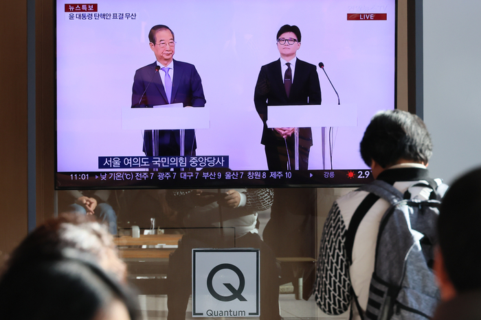 8일 오전 서울역 대합실에서 시민들이 한덕수 국무총리와 국민의힘 한동훈 대표의 국정 수습 방안에 대한 공동 담화문 발표 중계를 지켜보고 있다.