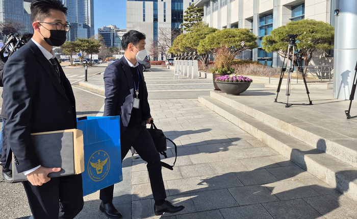 경찰 국가수사본부(국수본) 관계자들이 8일 오전 '12·3 비상계엄 사태'를 주도한 것으로 지목된 김용현 전 국방부 장관의 집무실을 압수수색하기 위해 서울 용산 국방부 청사로 들어가고 있다. 연합뉴스