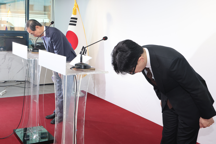 한덕수 국무총리와 국민의힘 한동훈 대표가 8일 오전 서울 여의도 국민의힘 당사에서 국정 수습 방안을 담은 공동 담화문을 발표한 뒤 인사하고 있다. 연합뉴스.