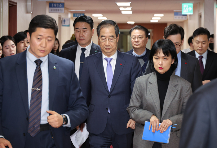 한덕수 국무총리가 8일 서울 종로구 정부서울청사에서 열린 국무위원간담회에 입장하고 있다. 연합뉴스.