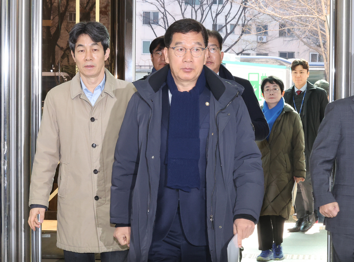 국회 행정안전위원회 신정훈 위원장과 더불어민주당 간사 윤건영 의원 및 위원들이 9일 오전 서울 서대문구 경찰청 국가수사본부에서 비상계엄 수사 진행상황 및 현장 점검을 위해 청사로 들어서고 있다. 연합뉴스