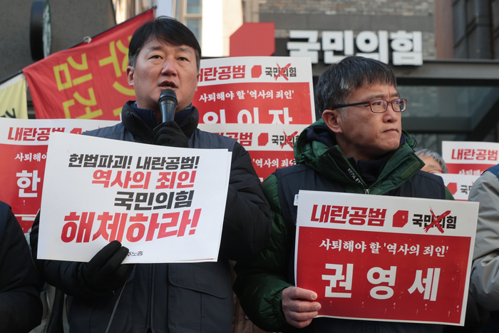 양경수 민주노총 위원장이 9일 오전 서울 여의도 국민의힘 당사 앞에서 열린 국민의힘 해체 요구 기자회견에서 발언하고 있다. 연합뉴스.