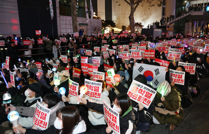 지난 9일 오후 인천 남동구 구월동 롯데백화점 인천점 앞 도로에서 열린 '내란주범 윤석열 즉각 체포! 윤석열 탄핵! 국민의힘 해체, 사회 대개혁 쟁취! 인천시민촛불' 행사에서 시민들이 윤석열 탄핵을 촉구하고 있다. (사진=연합뉴스)