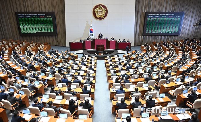 제418회 국회(정기회) 제18차 본회의가 10일 서울 여의도 국회에서 열렸다. 위헌적 비상계엄 선포를 통한 내란 행위의 진상규명을 위한 특별검사의 수사요구안의 투표가 진행되고 있다.
 이동근기자 foto@etnews.com