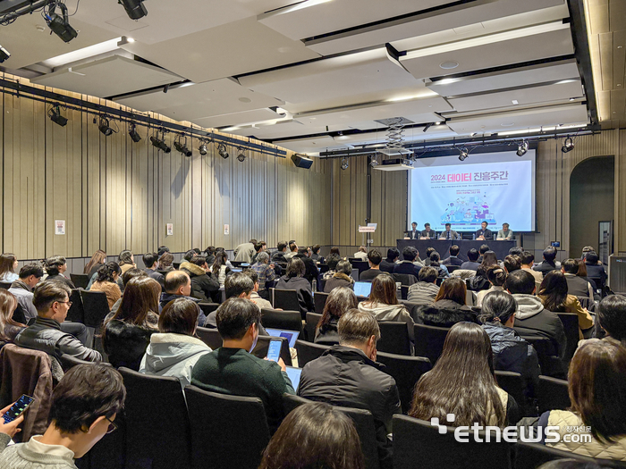 10일 과학기술정보통신부가 서울 여의도 페어몬트호텔에서 주최한 '국가데이터 표준화 협력 포럼'에 참가한 과기정통부, 한국지능정보사회진흥원(NIA), 국토교통부, 한국표준협회, 한국정보통신진흥협회(KAIT) 등 관계자들이 토론을 진행하고 있다.