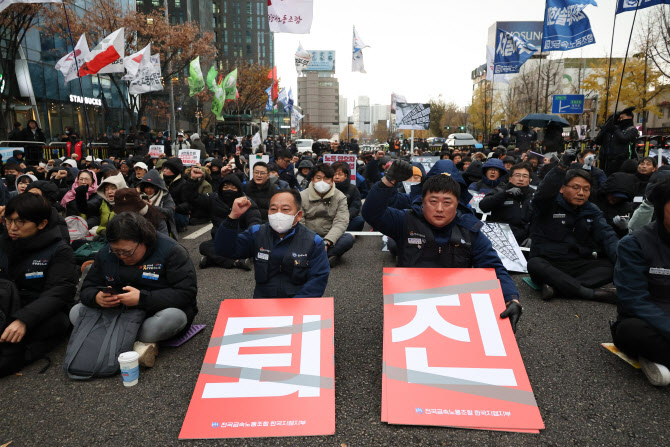 민주노총 소속 조합원들이 5일 서울역에서 윤석열 대통령 퇴진 촉구 관련 결의대회를 하고 있다