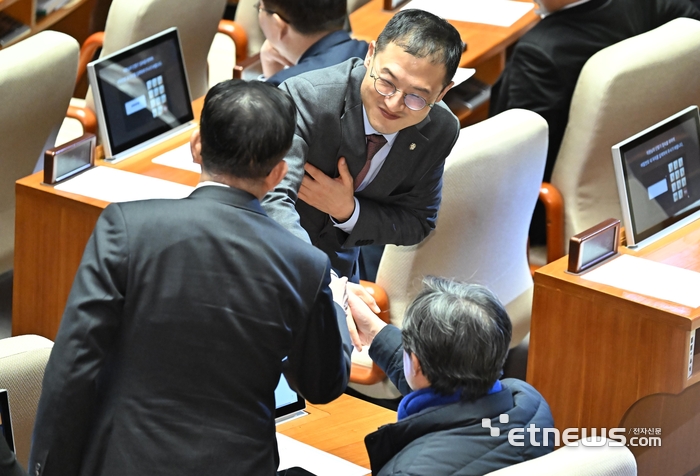 본회의 참석한 김상욱 의원