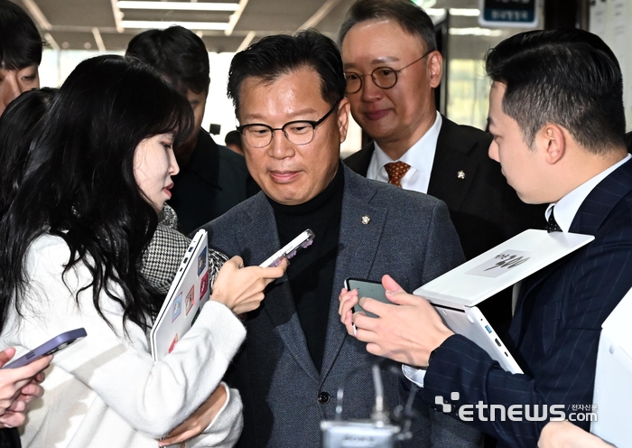 국민의힘 정국 안정화 태스크포스(TF) 위원장을 맡은 이양수 의원이 10일 오전 서울 여의도 국회에서 한동훈 대표와 면담 후 의원총회장으로 이동하고 있다.
 이동근기자 foto@etnews.com