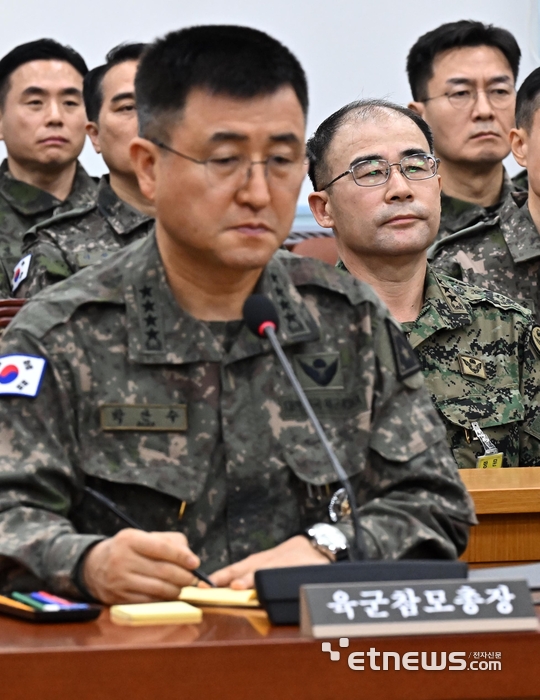 국방위 출석한 박안수-곽종근