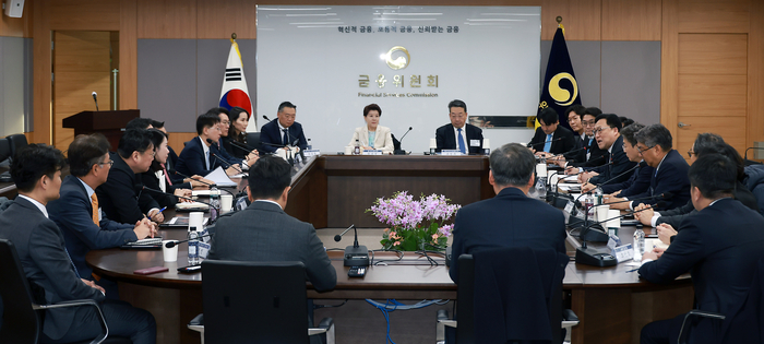 김병환 금융위원장이 10일 오후 서울 종로구 정부서울청사에서 외국계 금융회사 대표들이 참여하는 간담회를 개최해 한국의 정치.경제 상황에 대한 해외 시각을 점검하는 한편, 한국 정부가 금융시장 안정을 유지할 수 있는 충분한 역량과 의지를 가지고 있음을 설명했다. 사진제공=금융위원회