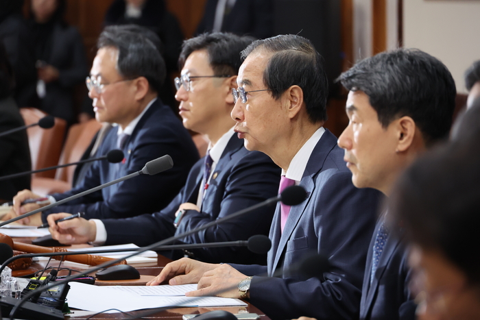 한덕수 국무총리가 10일 서울 종로구 정부서울청사에서 열린 국무회의에서 발언하고 있다. 연합뉴스.