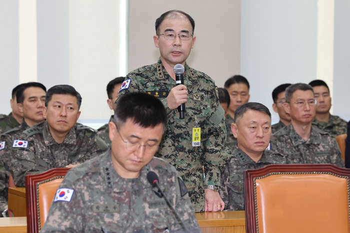 곽종근 육군 특수전사령관이 10일 오후 국회 국방위원회 전체회의에 출석해 계엄 당시 병력 투입 경위 등에 대한 질의에 답하고 있다. 연합뉴스