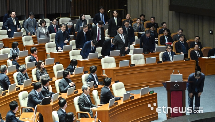 고개숙인 한덕수 총리와 국무위원