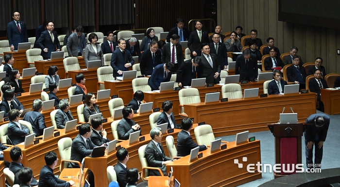 제419회국회(임시회) 제1차 본회의가 11일 서울 여의도 국회에서 열렸다. 한덕수 국무총리와 국무위원들이 서영교 더불어민주당 의원의 요구로 국민을 향해 고개 숙여 사과하고 있다. 이동근기자 foto@etnews.com