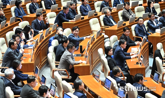 고성 오가는 본회의