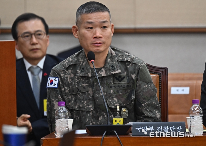 답변하는 김동혁 국방부 검찰단장