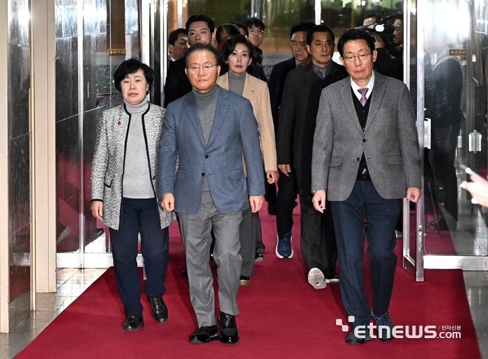 의장실 항의 방문하는 국민의힘 중진의원