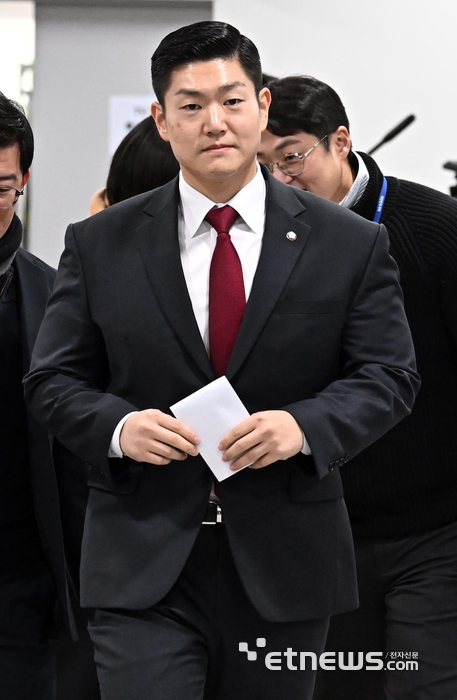 기자회견 나선 김재섭 국민의힘 의원