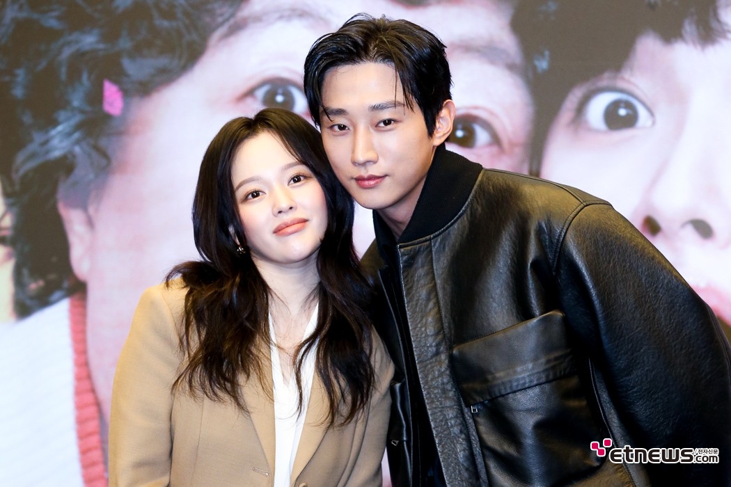 [ET포토] 정지소-진영, '걸그룹 멤버와 제작자'