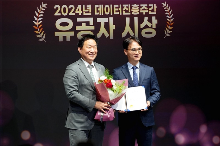 황종성 NIA 원장(왼쪽)과 장민호 디딤365 대표. 사진=디딤365