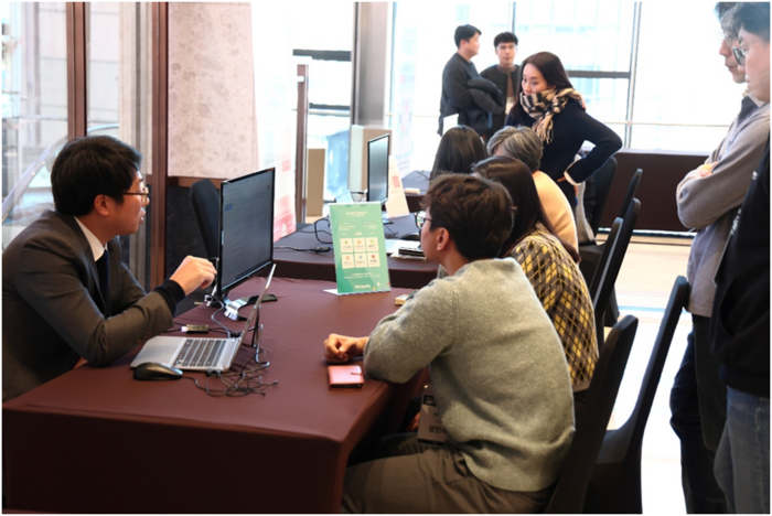 서비스 시연 및 상담 중인 참가 고객들