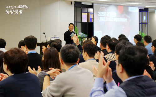 11일 동양생명이 개최한 '뉴 이노베이션 포럼'에서 김광석 한국경제산업연구원 경제연구실장(한양대 겸임교수)이 동양생명 임직원들에게 '2025년 경제를 규정 지을 18대 경제 트렌드'에 대한 강연을 하고 있다.(사진=동양생명)
