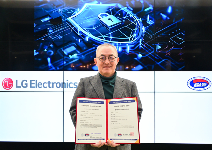 LG전자 CTO부문 박인성 SW센터장이 IoT 분야 사이버보안 공인시험 자격 인정서를 들고 있다.