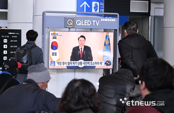 12일 윤석열 대통령의 대국민 담화를 시민들이 지켜보고 있다. 사진=박지호기자 jihopress@etnews.com