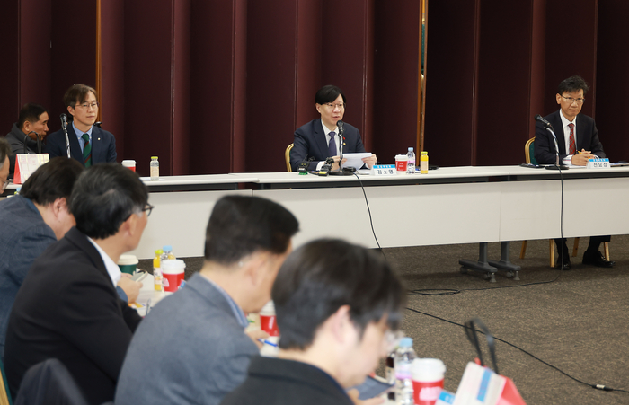 김소영 금융위원회 부위원장(사진 가운데)이 12일 오전 서울 중구 은행회관에서 관련 학계, 업계, 유관기관 등이 참석한 가운데 금융권 AI 협의회를 개최해 금융회사의 내부망에 직접 설치하는 오픈소스 AI 활용 지원을 포함한 '금융권 생성형 AI 활용 지원 방안'을 발표했다. 사진제공=금융위원회