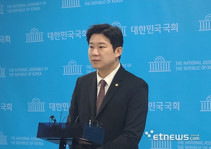 진종오 국민의힘 의원이 12일 서울 여의도 국회 소통관에서 윤석열 대통령 탄핵 표결 찬성 기자회견을 하고 있다.