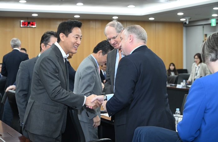 오세훈 서울시장이 13일 열린 '비상경제회의- 외국계 금융·투자기업 간담회' 참석자와 인사를 나누고 있다. 사진=서울시 제공