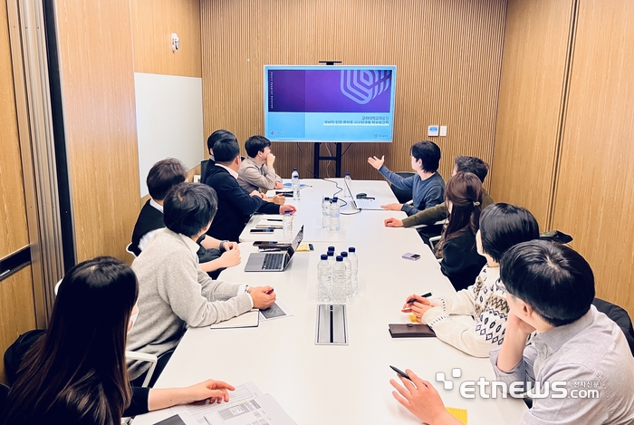 포씨게이트, 고려대학교 의료원 관계자들이 고려대의료원 모바일 입원 플랫폼 구축 사업 착수보고회를 진행하고 있다