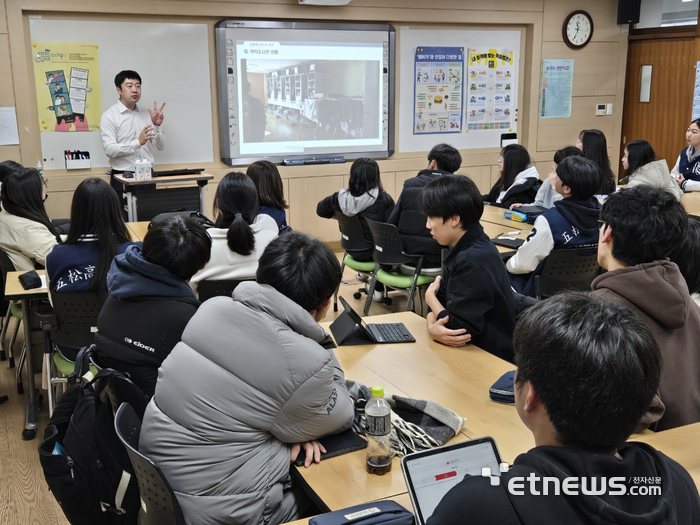 정재훈 고려대학교 의과대학 교수가 특강을 하고 있다.