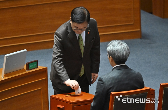 투표하는 우원식 국회의장