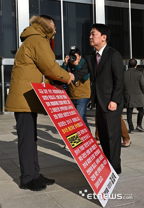 탄핵 찬성 1인 시위 김상욱의원과 악수하는 안철수 의원