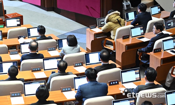 1인 시위 후 본회의 참석한 김상욱 의원