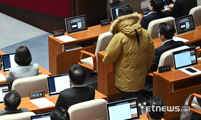 1인 시위 후 본회의 참석한 김상욱