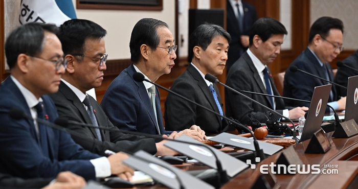 윤석열 대통령 탄핵소추안이 국회 본회의를 통과한 14일 서울 종로구 정부서울청사에서 열린 임시국무회의에서 한덕수 대통령 권한대행 겸 국무총리가 모두발언을 하고 있다.
 이동근기자 foto@etnews.com