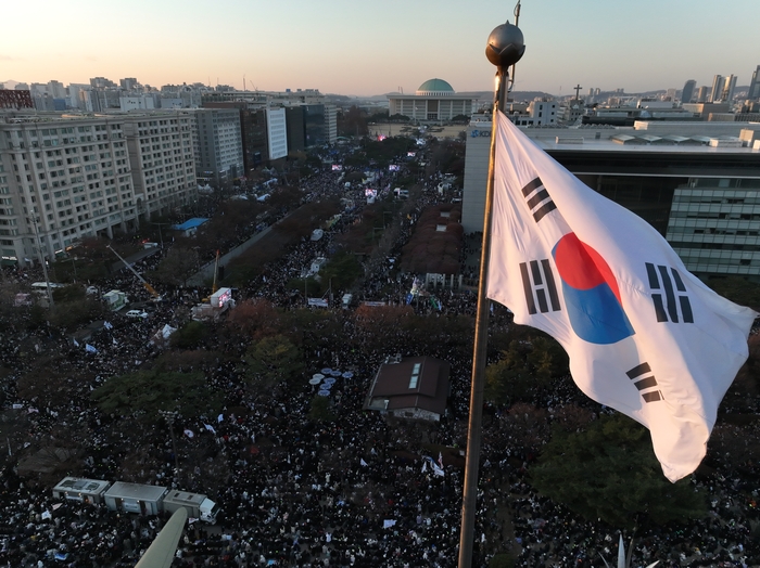 윤석열 대통령 탄핵소추안이 국회에서 가결된 14일 서울 여의도 국회 앞에서 '윤석열 즉각 퇴진·사회대개혁 비상행동' 주최로 열린 촛불집회에 수많은 시민이 모여 있다. 연합뉴스