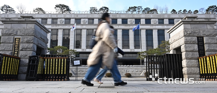 윤석열 대통령 탄핵소추안 가결로 이제 헌법재판소의 결정에 이목이 쏠리고 있다. 헌법재판소는 16일 재판관 전체 회의를 통해 본격적인 심리에 착수한다. 15일 서울 종로구 헌법재판소에 긴장감이 흐르고 있다. 이동근기자 foto@etnews.com